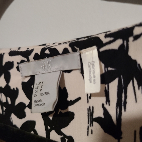H&M Short Sleeve Fitted Dress with Black Floral Print - Picture 5 of 6
